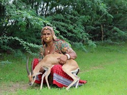 Ibu-ibu India yang Menyusui Rusa