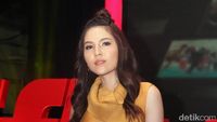 Olivia Jensen Tampil dengan Rambut Cepol