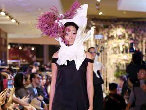 Foto: Hiasan Kepala Dramatis Rasa Ikebana dari Rinaldy A. Yunardi