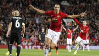 Ibrahimovic waktu memperkuat MU pernah ditanya soal striker-striker top. Ibra menyebut Romelu Lukaku sampai Sergio Aguero, yang sang penanya bilang kok nggak menyebut dirimu sendiri?. Ibra membalas, singa tidak membandingkan dirinya dengan manusia (Reuters/Darren Staples)