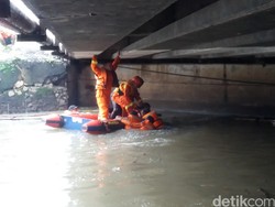 Kadis Kebersihan DKI: Sudah Ada SOP Pakai Pelampung pada Petugas di Sungai