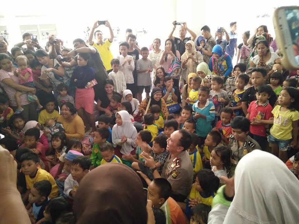 Tinjau Rusun Rawa Bebek, Kapolda Metro Gelar Pengobatan Gratis dan Bagikan Sembako Tinjau Rusun Rawa Bebek, Kapolda Metro Gelar Pengobatan Gratis dan Bagikan Sembako