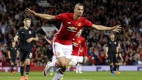 Zlatan Ibrahimovic merayakan gol dalam pertandingan yang dihelat di Stadion Old Trafford, Jumat (30/9/2016) dini hari WIB. Darren Staples/Reuters/detikFoto.
