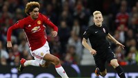 Marouane Fellaini melancarkan serangan. Jason Cairnduff/Reuters/detikFoto.