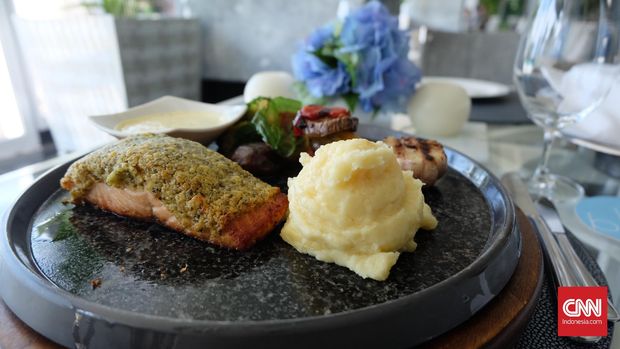 Salmon panggang Grilled salmon di bleu8 restoran