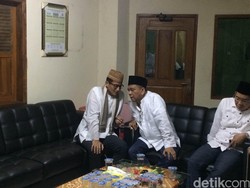 Di Masjid Guru Amin, Sandiaga Uno Mohon Doa Restu Jadi Cawagub DKI