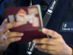 Warga Prancis Gugat Larangan Foto Tersenyum di Paspor