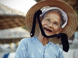 Cantik Itu... Wanita yang Giginya Hitam