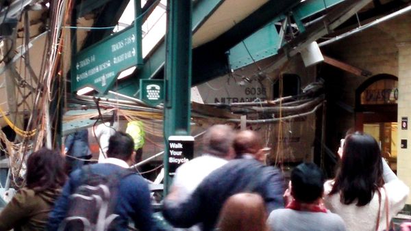 Kereta Tabrak Stasiun di New Jersey