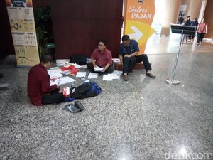 Sambil Duduk di Lantai, Peserta Tax Amnesty Makan Siang Gratis