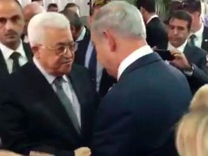 Momen Langka, Abbas dan Netanyahu Berjabatan Tangan di Pemakaman Shimon Peres