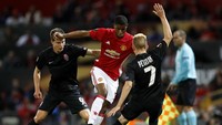 Marcus Rashford berusaha melewati Eduard Sobol dan Ivan Petriak. Darren Staples/Reuters/detikFoto.