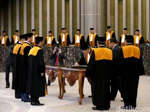 LeIP Pertanyakan Alasan Rencana Pensiun Hakim Agung Jadi 67 Tahun LeIP Pertanyakan Alasan Rencana Pensiun Hakim Agung Jadi 67 Tahun
