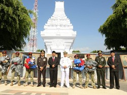 Aksi Terjun Payung Kopaska Semarakkan Hari Kesaktian Pancasila di Banyuwangi