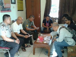 Polisi Amankan 4 WN Malaysia yang Jual Buku Berlogo Palu Arit di JCC