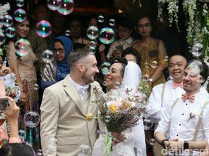 Kemeriahan Pernikahan Jono Amstrong