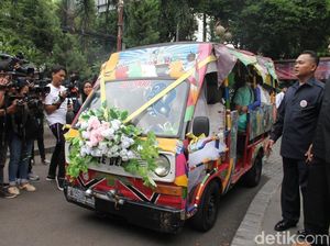 Resmi Menikah (Lagi), Jono Armstrong Naik Odong-odong