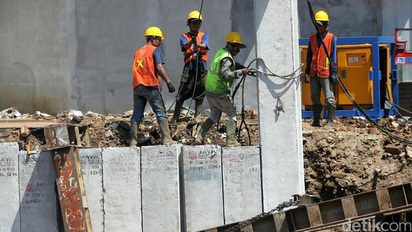 Pemasangan Turap Kali Ciliwung Dikebut