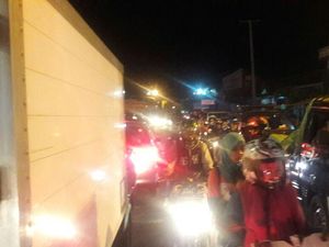 Macet Parah Jalur Ciawi-Sukabumi Karena Perbaikan Jalan Hingga Banyak Truk