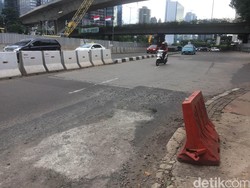 Hati-hati! Ada Jalan Bopeng-bopeng di Arteri Jl Jenderal Sudirman
