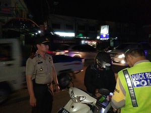 Macet Jalur Ciawi-Sukabumi Mulai Mencair, Kecepatan 20-30 Km/jam Macet Jalur Ciawi-Sukabumi Mulai Mencair, Kecepatan 20-30 Km/jam