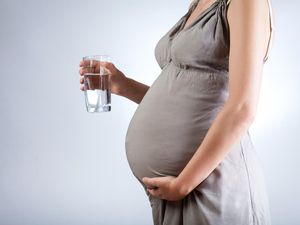 Faktanya, Minum Air Dingin Saat Hamil Tidak Akan Membuat Bayi Lahir Besar