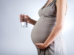 Faktanya, Minum Air Dingin Saat Hamil Tidak Akan Membuat Bayi Lahir Besar