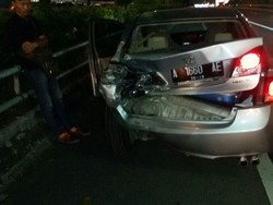 Tabrak Mobil, Xenia Milik Polantas Jaktim Terguling di Tol Dalkot