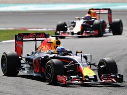 Ricciardo Juaranya, Red Bull 1-2, Hamilton Gagal Finis