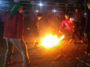 Serunya Main Sepak Bola Api di Semarang untuk Peringati Tahun Baru Islam