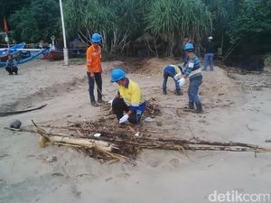 Pantai Pulau Merah Dibersihkan dari Sampah yang Terbawa Banjir
