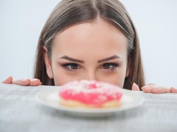 Saat Berdiet Mengalami Lapar di Malam Hari, Lebih Baik Tidur atau Ngemil?