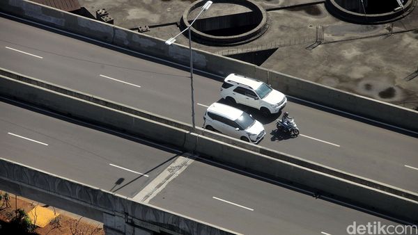 Meski Dilarang, Pemotor Terobos JLNT Kuningan