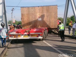 Kontainer Muat Mesin Tutup Jembatan Ploso, Jalur Jombang-Lamongan Lumpuh