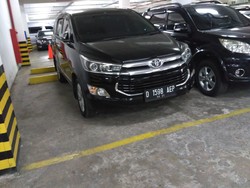 Mobil Dinas Baru Milik Anggota DPRD Jabar Mejeng di Parkiran Kantor Dewan