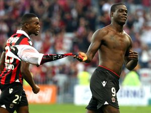 Balotelli Cetak Gol dan Jadi Pahlawan, Lalu Dapat Kartu Merah