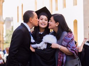 Orang Tua Beri Banyak Pandangan bagi Maudy Ayunda Tentukan Masa Depan Orang Tua Beri Banyak Pandangan bagi Maudy Ayunda Tentukan Masa Depan