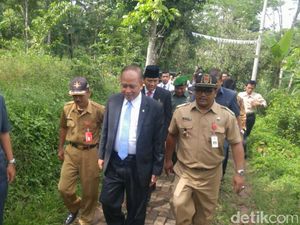 Menristek Dikti Blusukan ke Perbukitan di Semarang Temui Penerima Bidik Misi