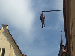 Bukan Orang Bunuh Diri, Ini Patung yang Unik di Praha