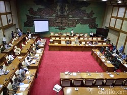 Wakili Sri Mulyani, Darmin Hadiri Rapat di DPR Bahas Privatisasi 4 BUMN