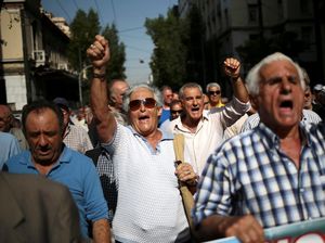 Kakek-kakek di Yunani Demo Pemotongan Pensiun, Polisi Tembakkan Gas Air Mata