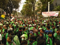 Driver Go-Jek Demo di Kantor Pusat, 3 Jalan di Kemang Dialihkan