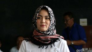 Istri Sanusi Bersaksi untuk Suaminya