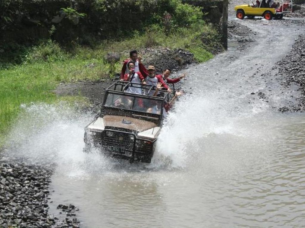 Video Serunya Naik Jeep Lava Tour Merapi