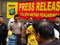 Cemburu, Pria ini Sekap dan Gunting Rambut Pacarnya