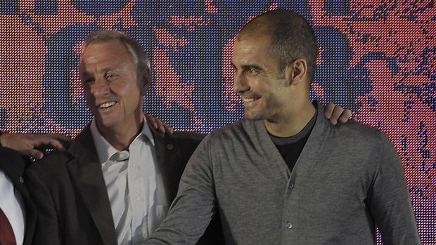 Johan Cruyff (kiri) dikenal sebagai perokok aktif saat masih bermain.