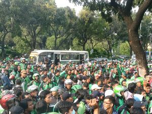 Ribuan Driver Go-Jek Demo di Balai Kota, Jalan Medan Merdeka Selatan Macet