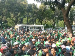 Ribuan Driver Go-Jek Demo di Balai Kota, Jalan Medan Merdeka Selatan Macet
