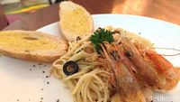 Slurrpp! Enaknya Menyeruput Iced Latte Ditemani Spaghetti Aglio Olio di Sini