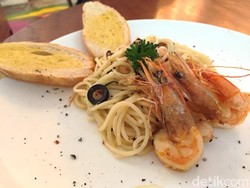 SRSLY Coffee: Asyiknya Ngopi Iced Latte Ditemani Spaghetti Aglio Olio di Sini